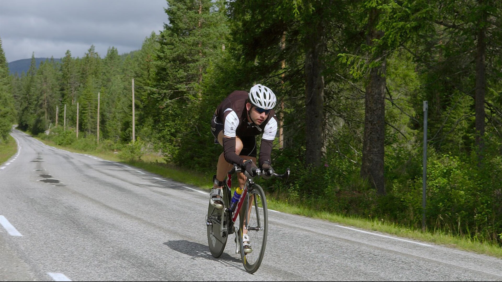 “攻防大战：战略调度成胜负关键，绝境何惧？”，战略攻防游戏